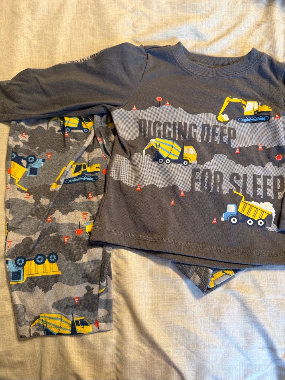 Carter's Gray and Yellow Construction Vehicles Pajama Set 🚜🚧